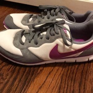 Nike tennis shoes size 10